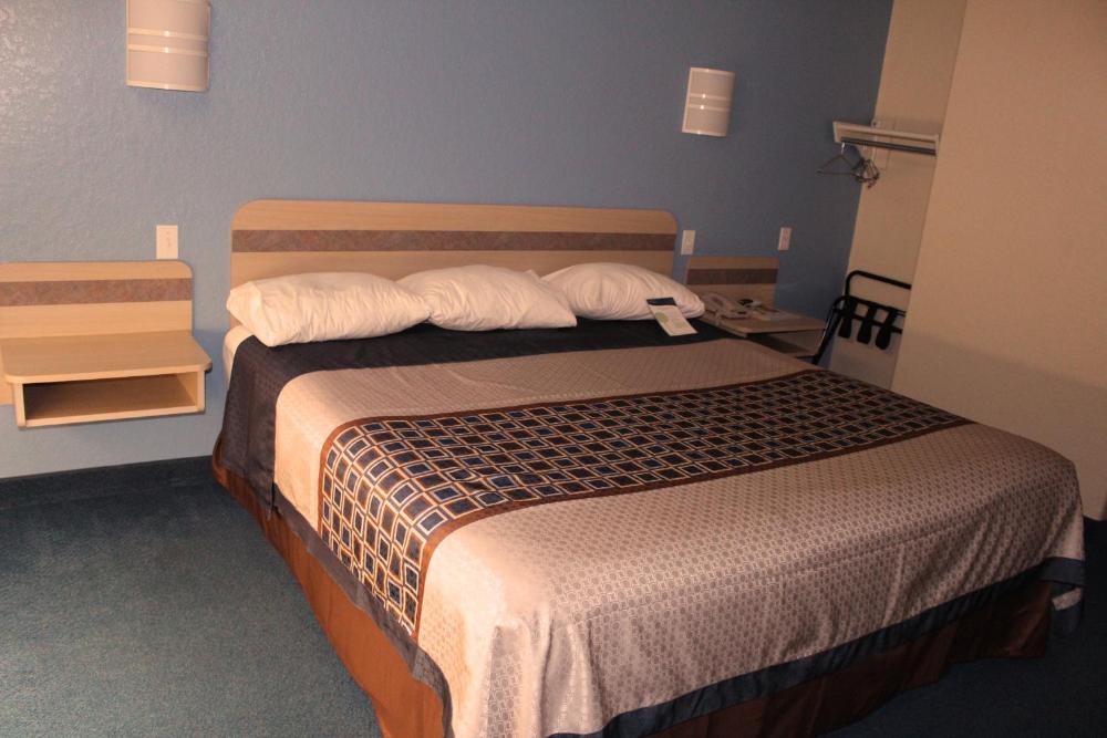 King Room - Non-Smoking interior