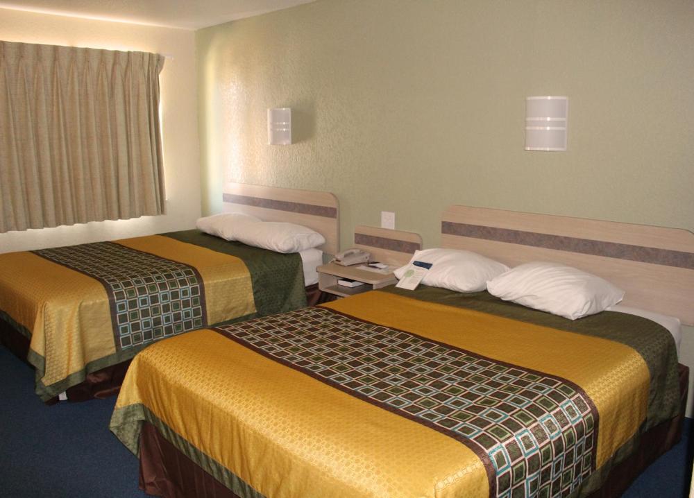 Queen Room with Two Queen Beds - Non-Smoking interior